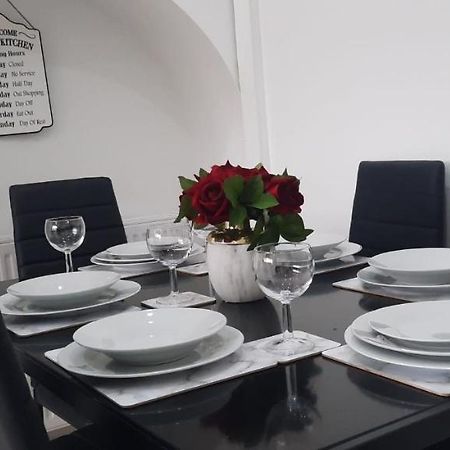 Stylish And Homey 3 Bedroom House With Free Parking & Wi-Fi Minworth Екстериор снимка