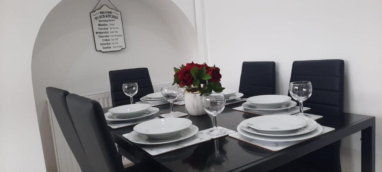 Stylish And Homey 3 Bedroom House With Free Parking & Wi-Fi Minworth Екстериор снимка